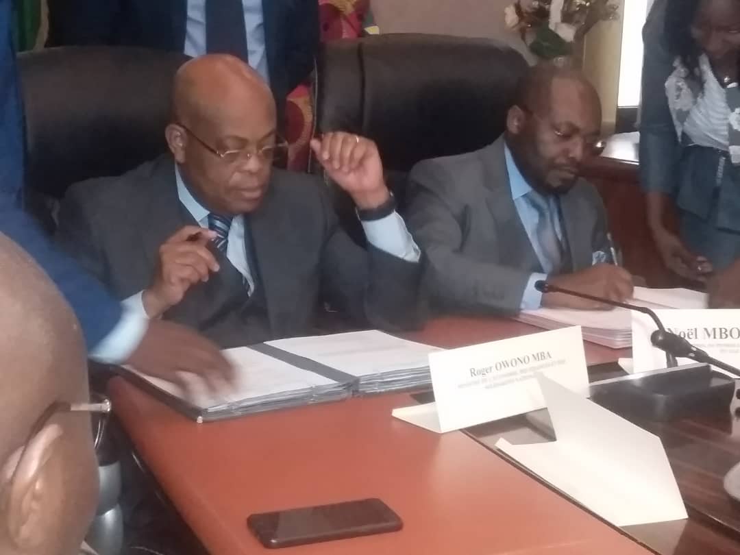 Gouvernement/Noël Mboumba et Roger Owono Mba signent des conventions