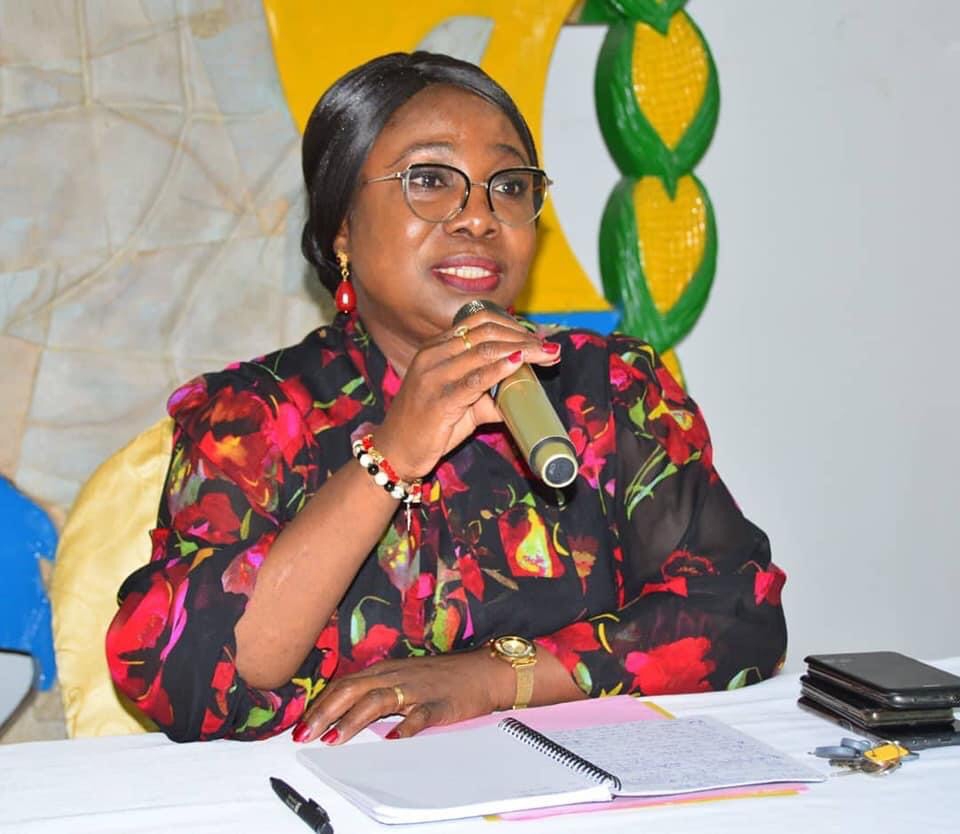 Gabon politique/PDG:la Secrétaire générale adjointe (4) devise avec le personnel permanent du parti.
